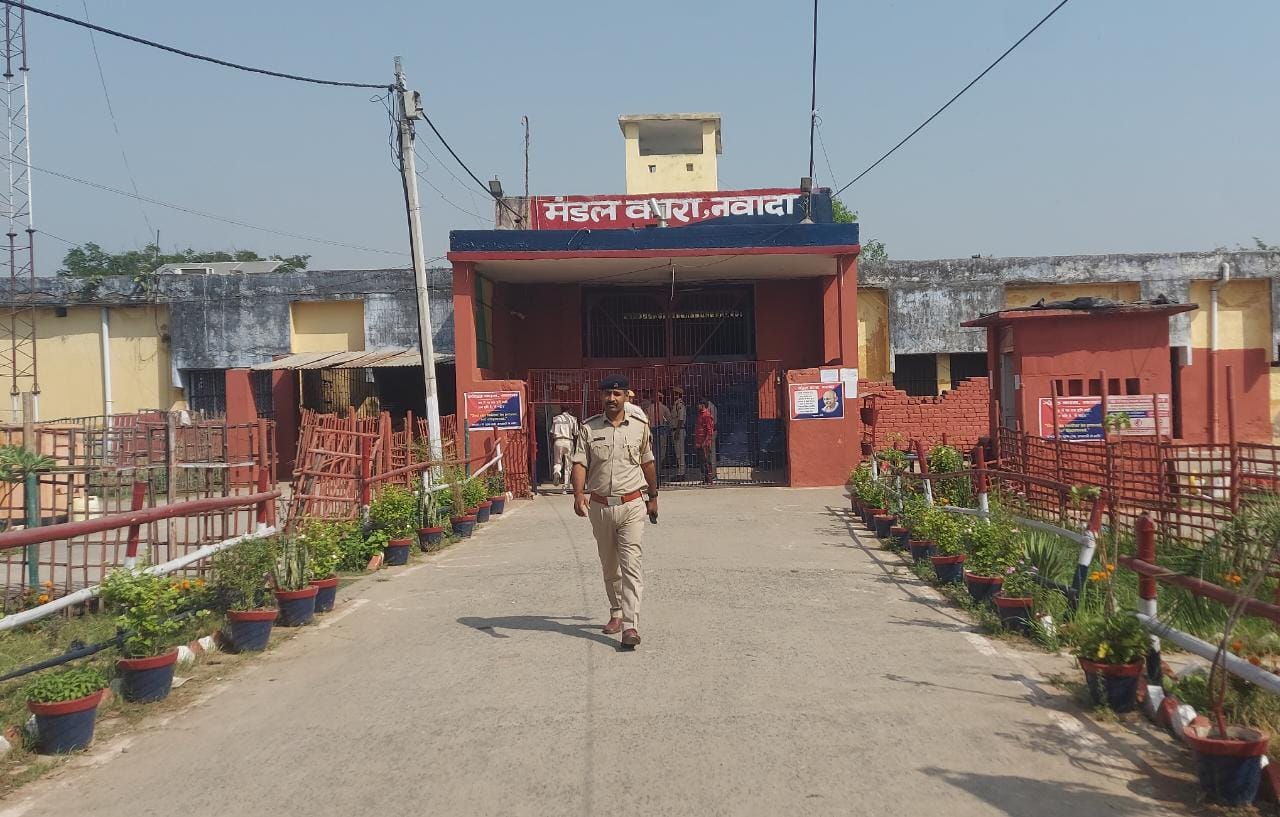 nawada jail me raid se bandio ke beech macha harkamp.