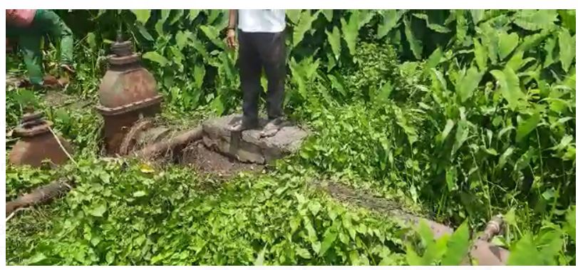 pani  kanection katne ke virodh mai sadak  jam 