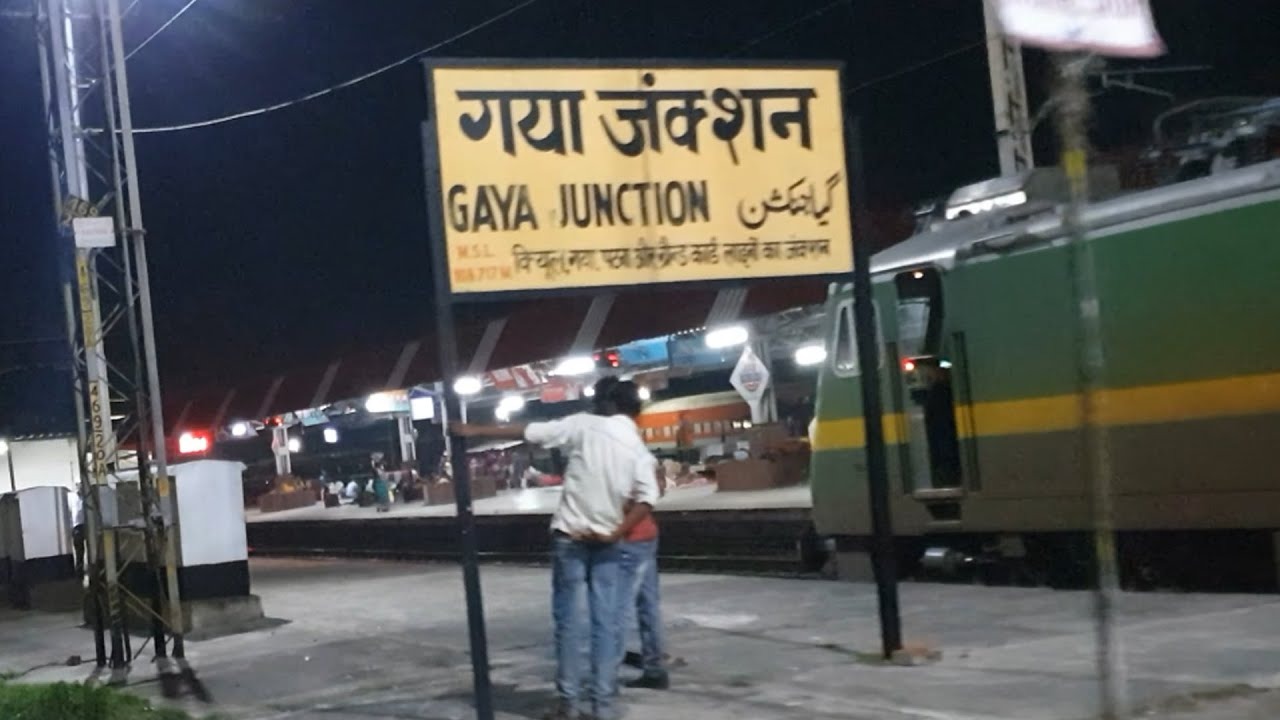 jahan pal bhar me ho maut wahan aaram se baitha shakhs