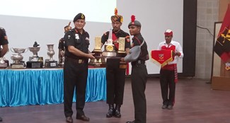 OTA me cadets ko commandent ne kiya sammanit 