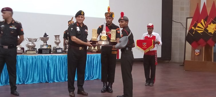 OTA me cadets ko commandent ne kiya sammanit 