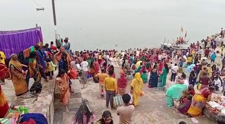 ganga dashara per diffirent ghato per sardhaluo ki juti bhid.