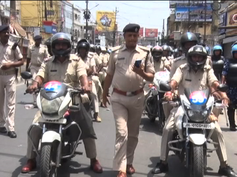 ranchi police ne nikala falg march..internet seva bahal.