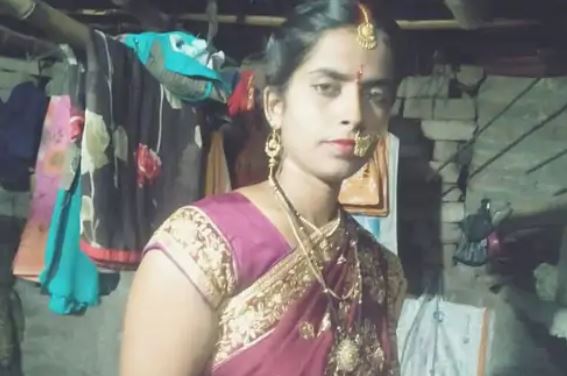 MAHILA KA FANDE SE LATKA MILA DEADBODY.