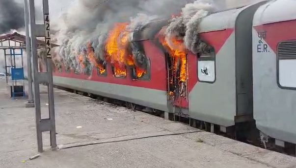 agnipath le li rail yatri ki jaan 