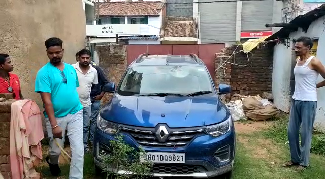 sararti ne ek saath 40 se jayda gadio ko kiya chatigrast