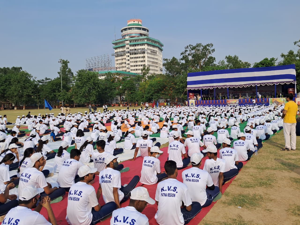 students ke saath hi officer aur mantri ke ne lagaya yoga ka dhyan