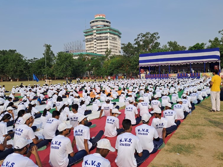 students ke saath hi officer aur mantri ke ne lagaya yoga ka dhyan