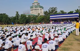 students ke saath hi officer aur mantri ke ne lagaya yoga ka dhyan