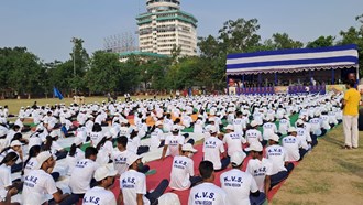 students ke saath hi officer aur mantri ke ne lagaya yoga ka dhyan