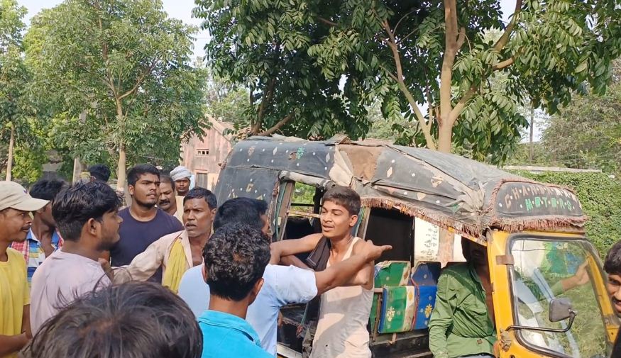 auto lekar bhag rhe choro ki jmkar dhunai 