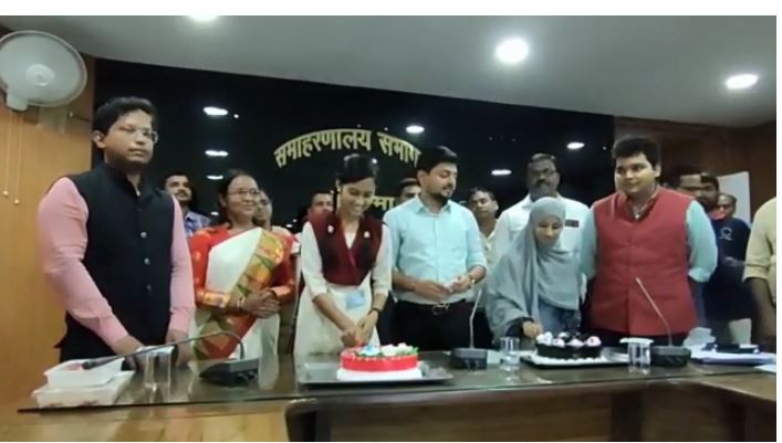 cake katkar manaayaa gayaa jashana 