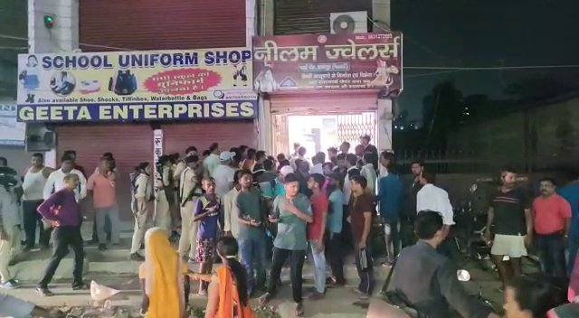 abhushan kharidne ke naam per aaye criminals ne dukandar ki kar di hatya.