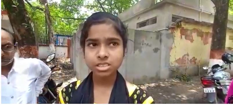 rajmistri kaa kaam kar parhayaa beti  ko 