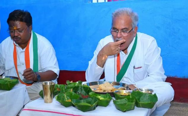 CM baghel ne kisan ke ghar kiya bhojan 