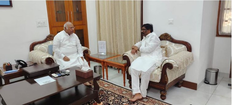 cm ne mallikaarjun kharge se ki bhet 