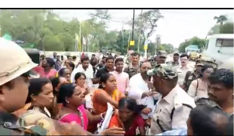 police ne kiyaa laathicharge 