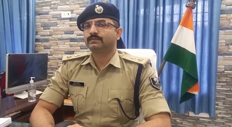 YOVTI NE MUKHIYA AUR DAROGA PER LAGAYA RAPE KA AAROOP.