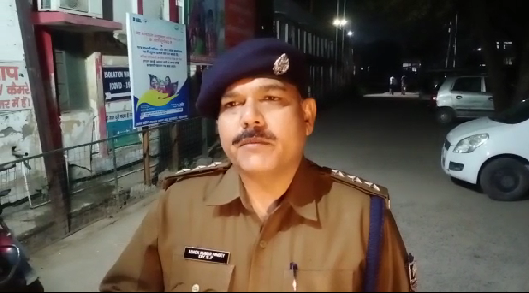 Goliyon ki tadtadahat se tharraya jahanabad