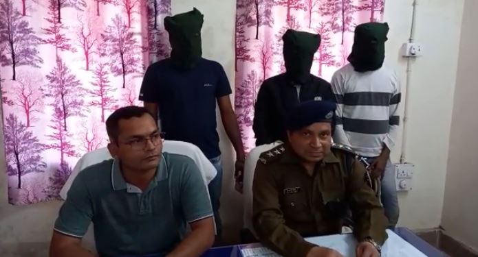 3 saibar apradhi charhe police ke hathe