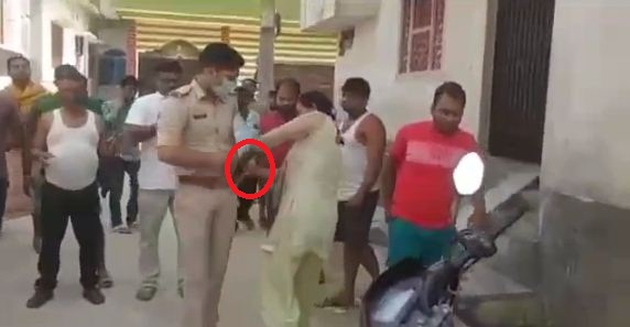 thanadhyaksh se pistal chhenne ka prayas 