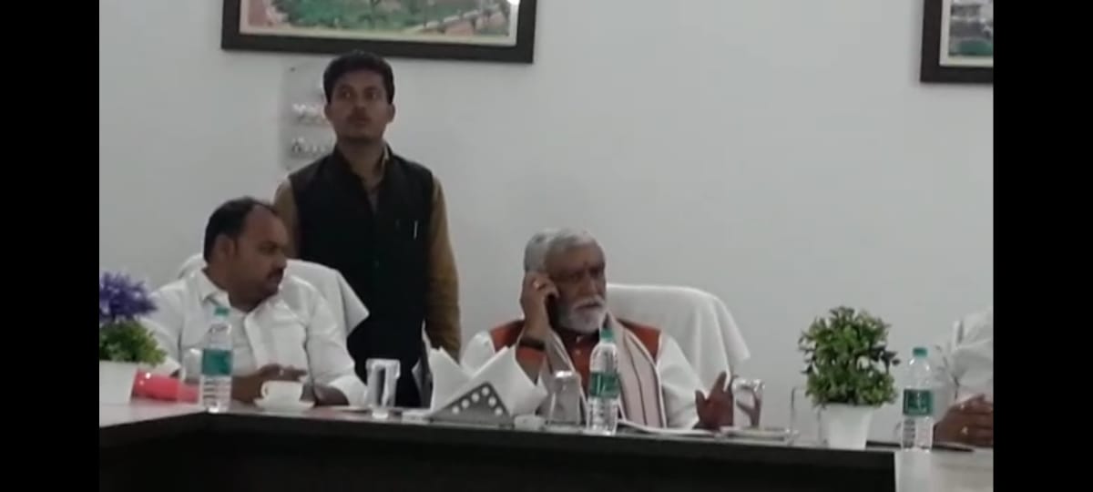 kendriya mantri ne DM ko lagai fatkaar