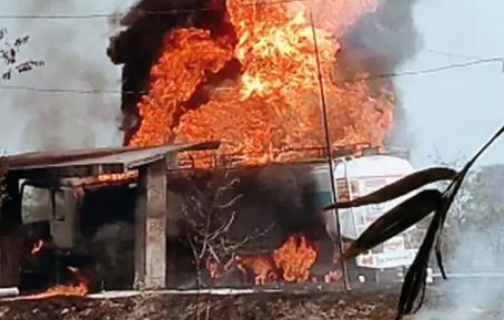 dhoon dhoon kar jali petrol tanker 