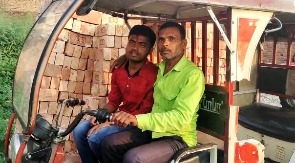 e rikshaw chalak ka beta bna state toper 