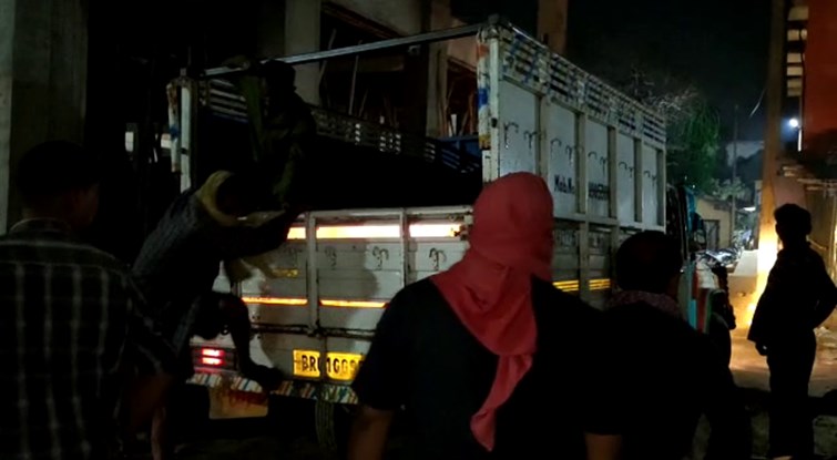 JAHRILI SHARAB SE TEEN KI MAUT KE BAAD MACHA HARKAMP