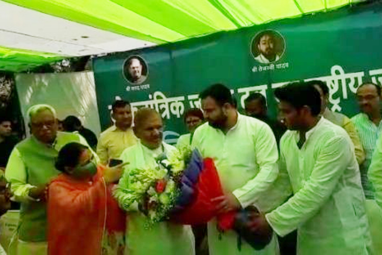 tejaswi ki sharan me sharad yadav