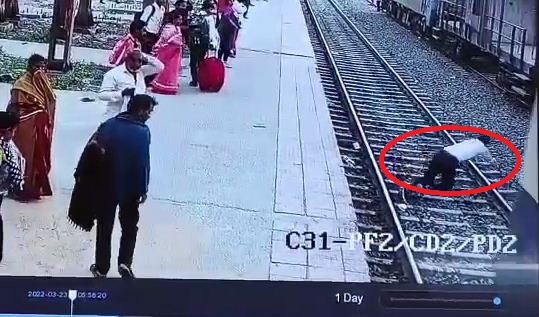 train ke samne kuda shakhs 