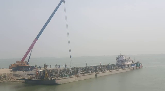 ship per lada truck palatkar ganga me duba