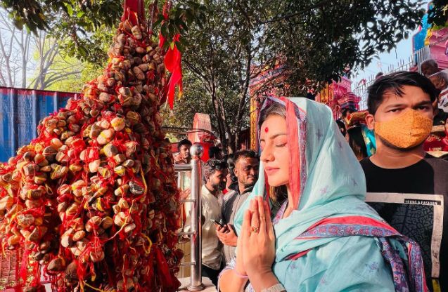 chhinnamastika mandir pahuchi bhojpuri actress 