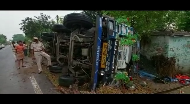 GHAR ME GHUSI TRUCK...TWO MASUM KI MAUT