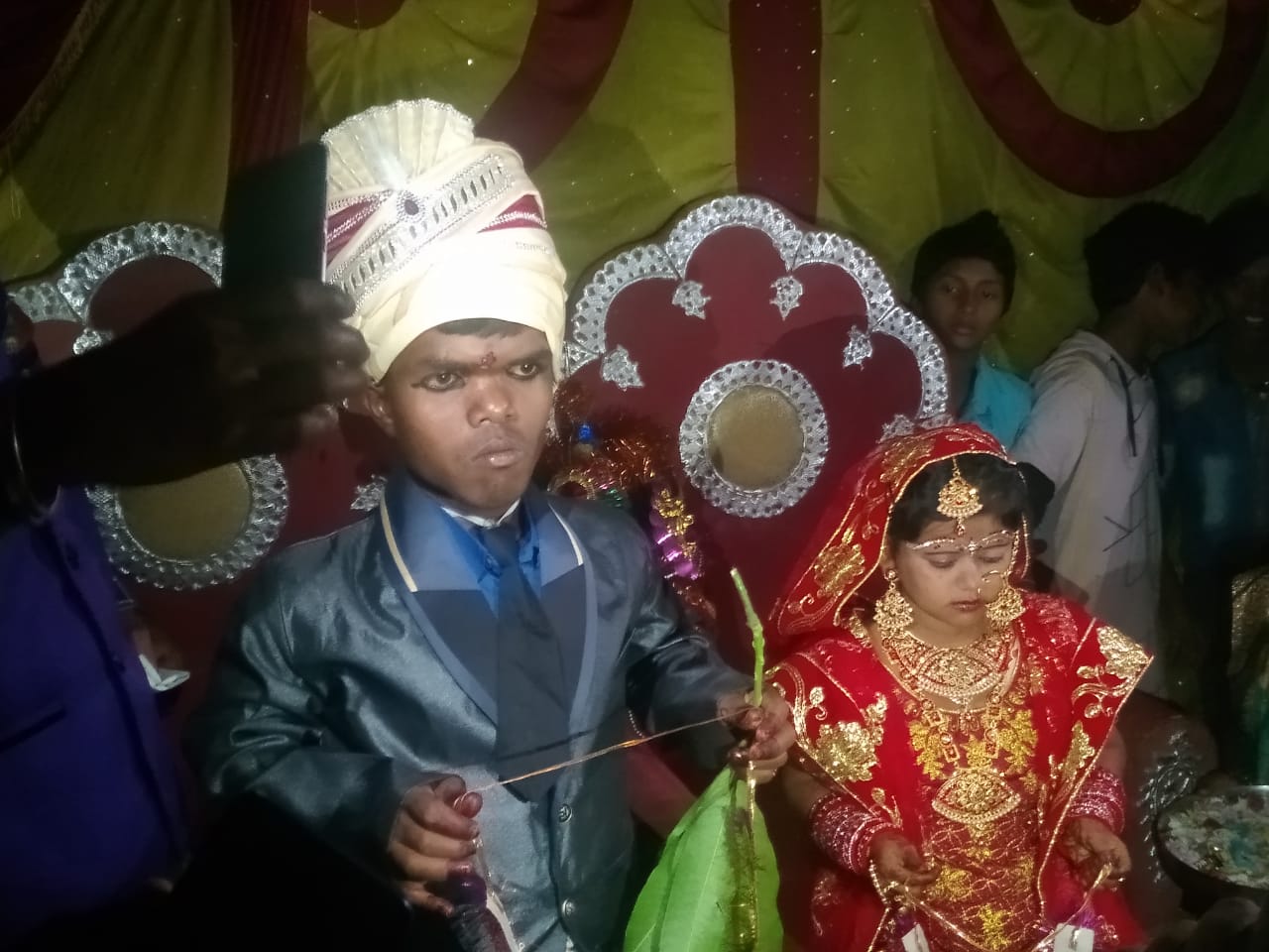 34 INCH KI DULHAN AUR 36 INCH KE DULHE KO DEKHNE UMRI LOGO KI BHID