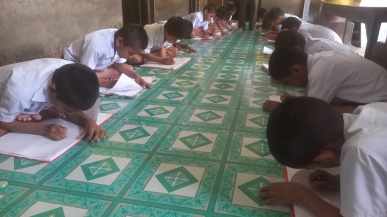 EK SCHOOL KE HUNDREEDS STUDENTS KI LIKHAWAT EK HI TARAH.