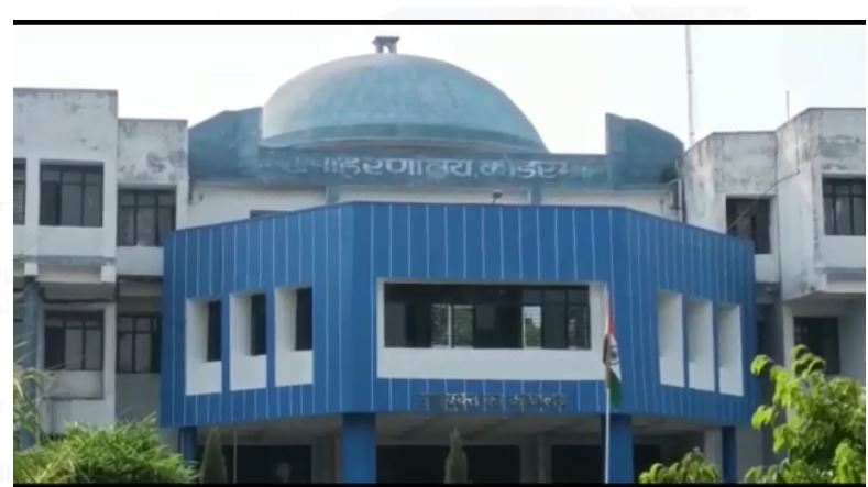 sharav dukaan mai naukari ke liye laga rahe jugaar