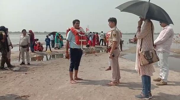 ganga nadi me do tukdo me banti naav 