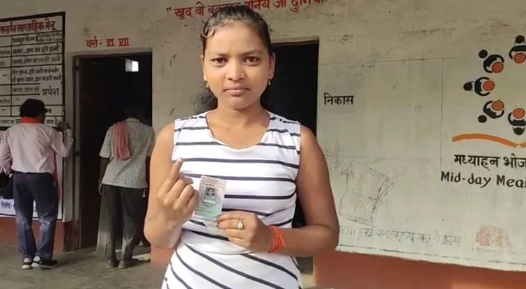Jharkhand ke 21 jila ke 72 block me aaj panchyat chunav ko lekar voting