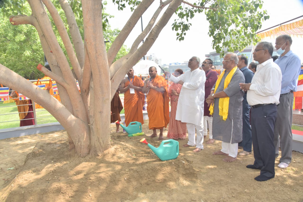 CM NITISH BUDH SMIRTI PARK PAHUCH KAR LAGAYA DHAYAN
