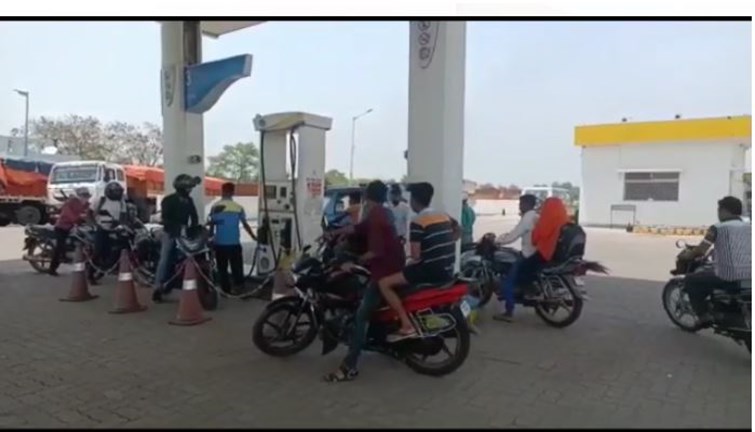 petrol mai pani milawat per pampkarmi ki safai 