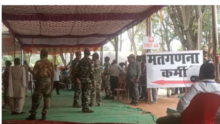 matgananaa hall ke bahar barpa hangama 