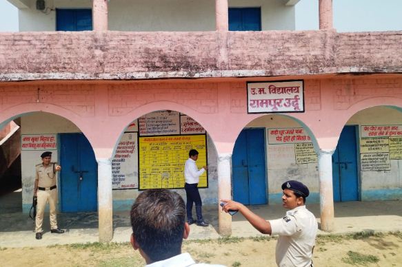 DM sahab ne laga di adhikariyon ki class 