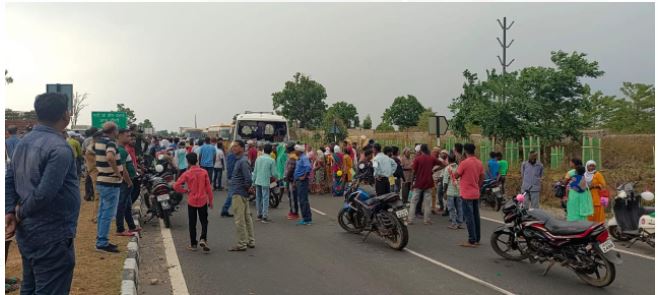 tej aandhi ke dauran sadak hadsa  