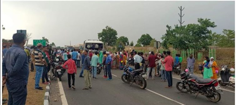 tej aandhi ke dauran sadak hadsa  
