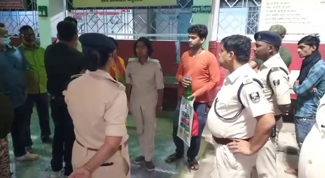 HWALDAR KI MAUT AUR MAHILA POLICE KE GHYAL HONE SE POLICE BHIBHAG ME MACAHA HARKAMP.