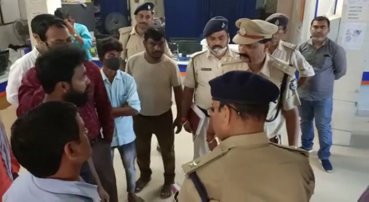 37 LAKH KI LOOT SE MACHA HARKAMP.