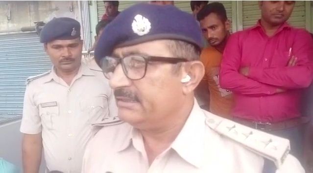 bandook ki nok par jwellery shop me loot 