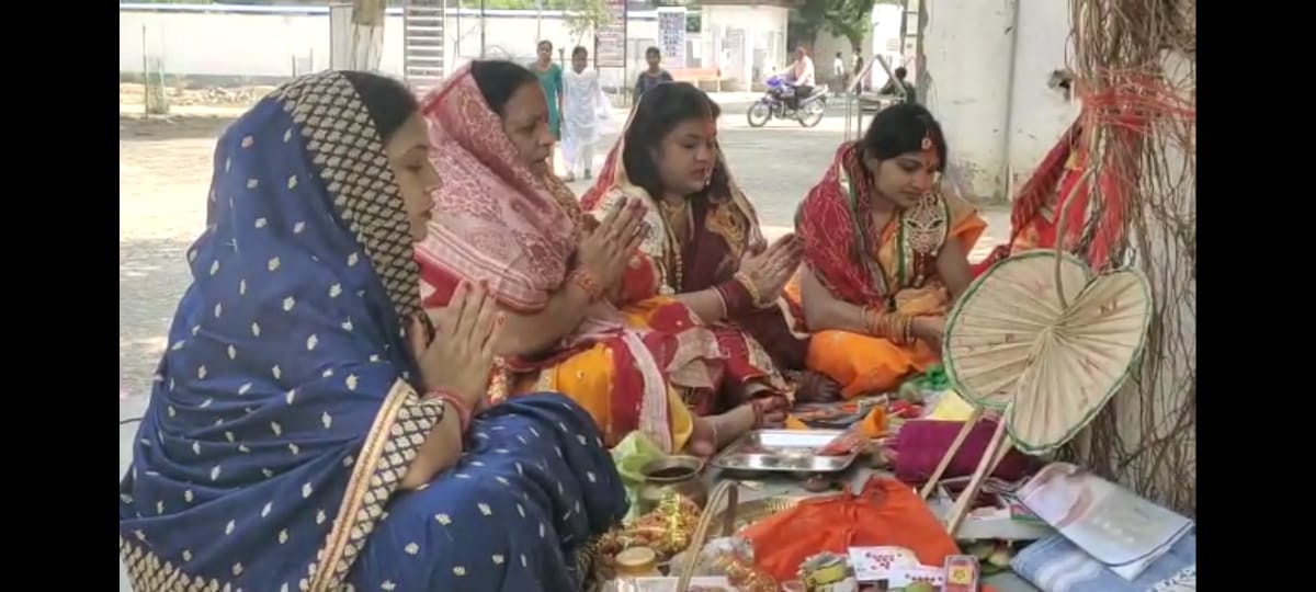 suhagin mahilaon ne ki wat savitri pooja