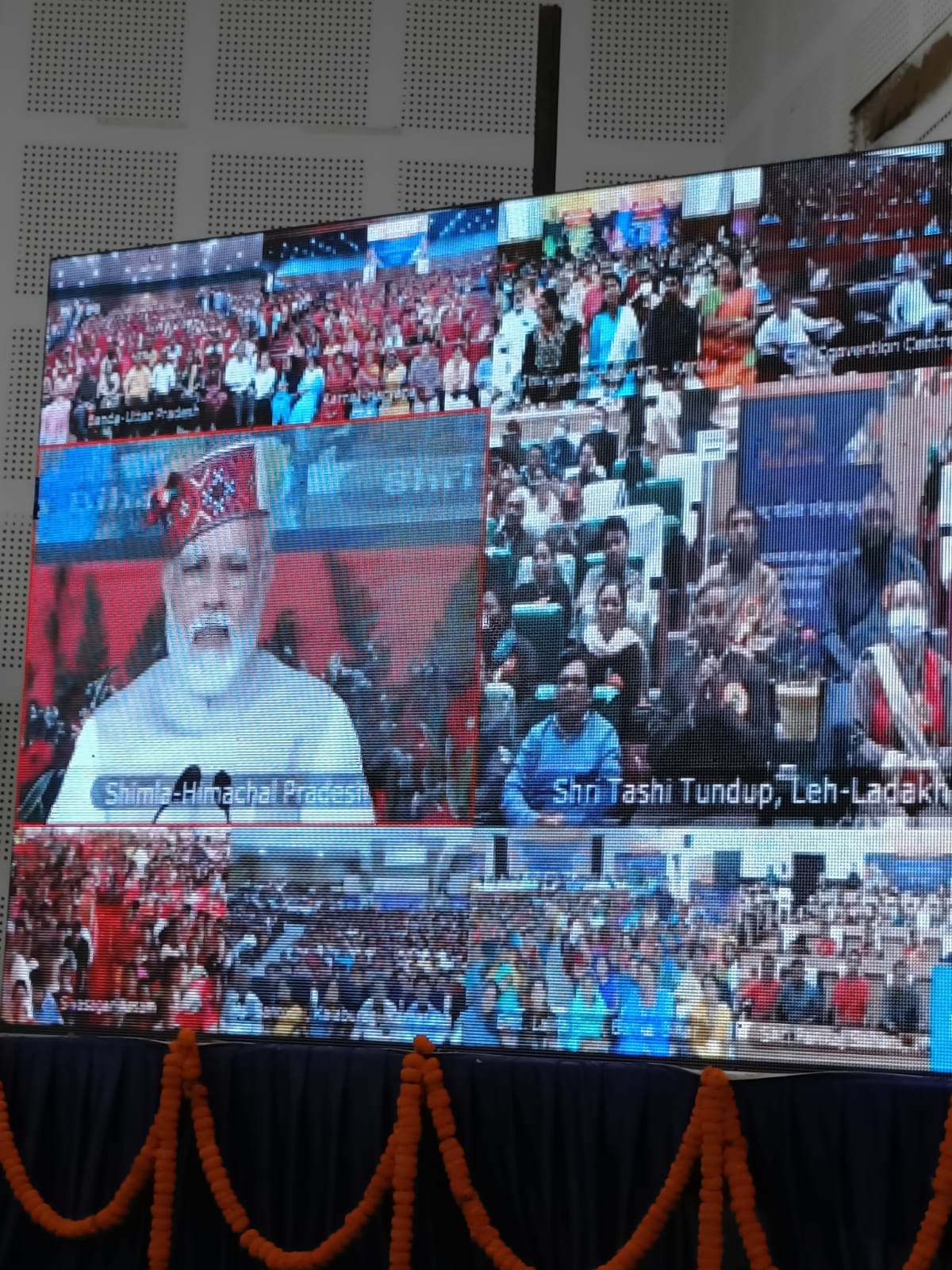 PM NE KIYA SIDHA SAMWAD.10 CARORE KISHANO KE KHATE ME BHEZI RASHI.